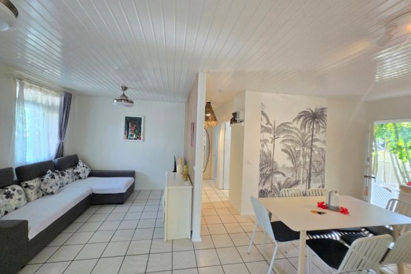 Lagoon Dream Papetoai Moorea -  Living room and kitchen