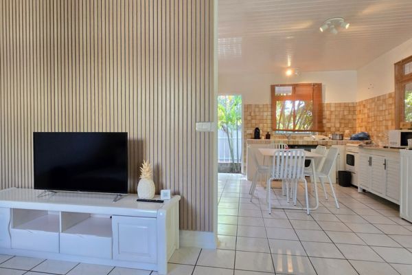 Lagoon Dream Papetoai Moorea - View of the kitchen through the living room