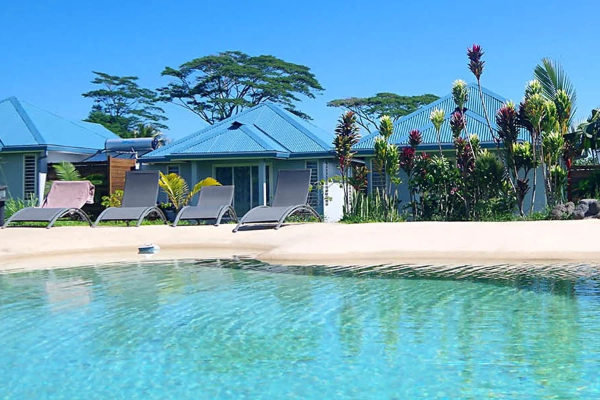 Vai Iti Lodge  - Pool and deckchair