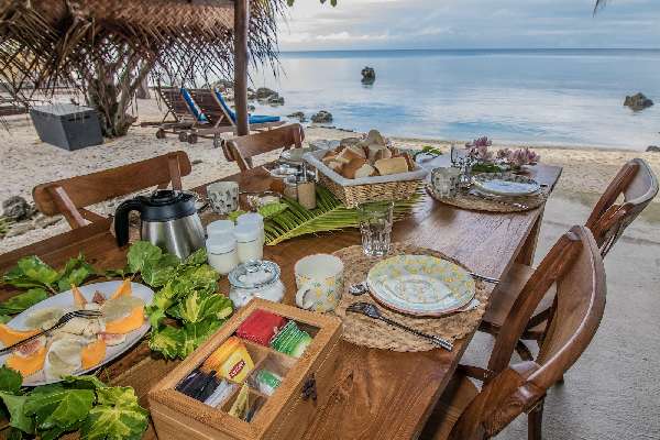 Le Coconut Lodge - Breakfast next to the lagoon
