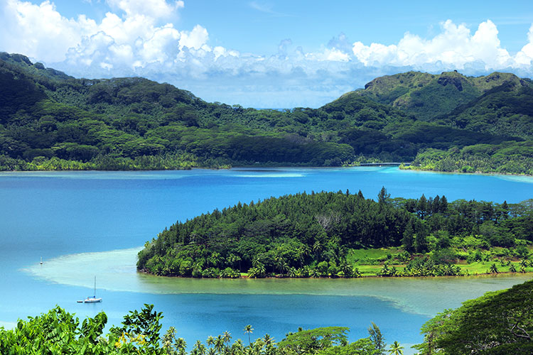 The Raromatai islands by the Sea - Huahine