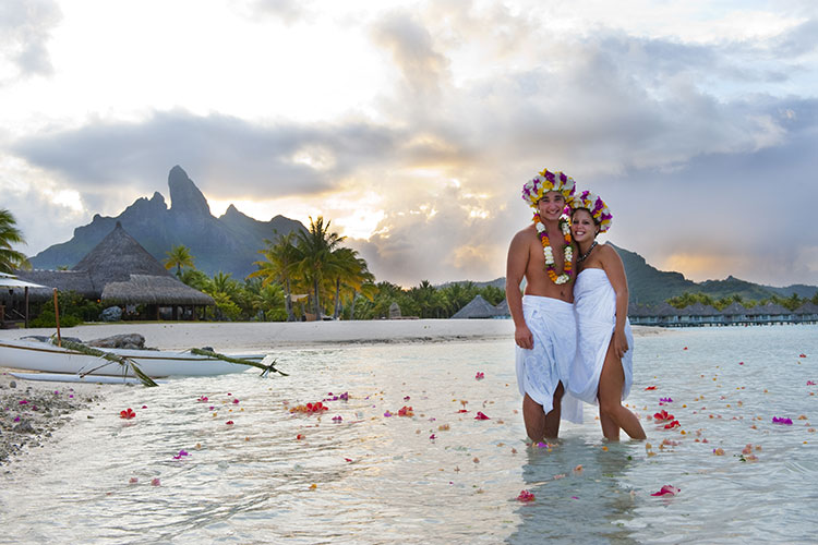 Lovers in Paradise - St Regis Bora Bora