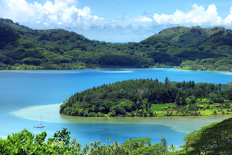 Family Moments and crystal clear Lagoons - Huahine