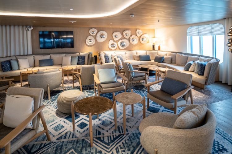 Explore differently with Le Jacques-Cartier - The Main Lounge