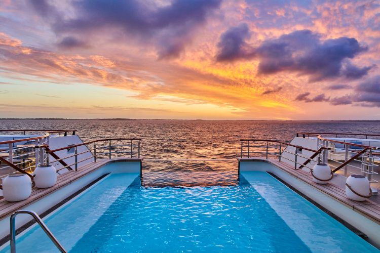 Explore differently with Le Jacques-Cartier - The infinity pool
