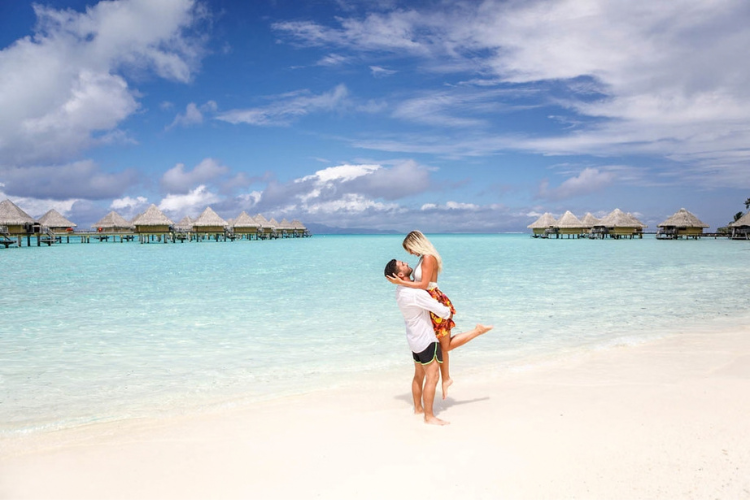 Green Landscapes and crystal clear Lagoon - Intercontinental Le Moana Bora Bora