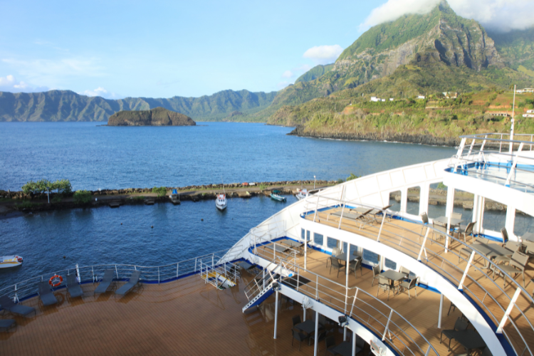 Discover the Marquesas islands by sea - Aranui